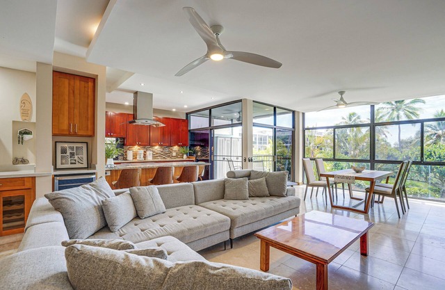 1 Mi to Beach, Remote Work Hub: Modern Kailua Gem!