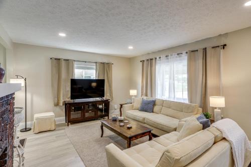 1 Mi to Cedar Point Family Getaway with Porch!