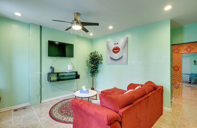 1 Mi to Downtown: Colorful Wilmington Townhome!