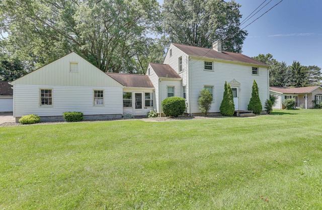 1 Mi to Dtwn Salem: Apt w/Garage Access!