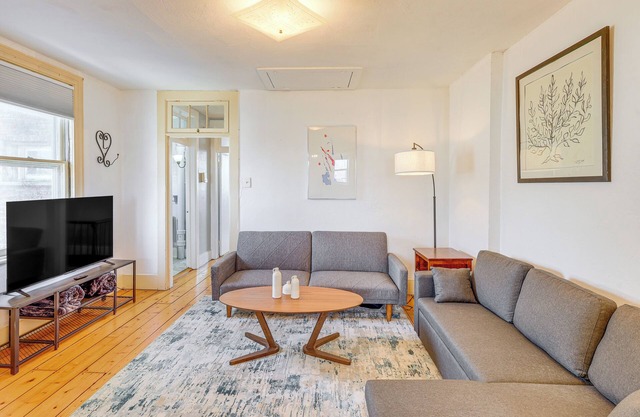 1 Mi to Dtwn: Schenectady Apt in Stockade District