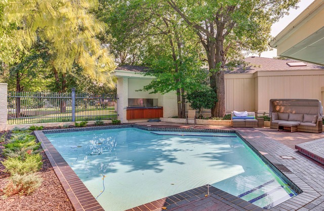 1 Mi to OU! Group Getaway w/Game Room, Pool