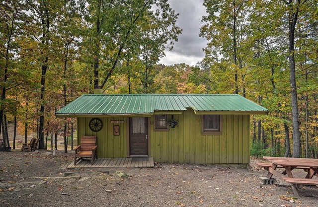 1 Mi to Raystown Lake: 'Wyatt Earp Cabin' w/Deck!