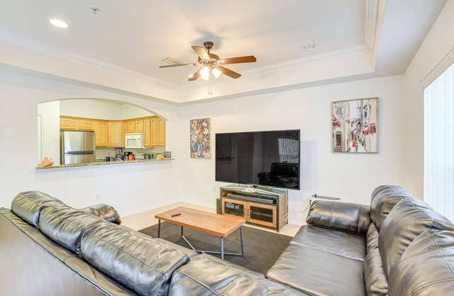 1 Mi to UF: Modern Townhome w/Balcony