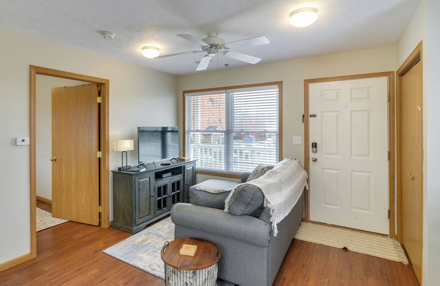 1 Mi to WVU: Morgantown Apartment Near Hospitals