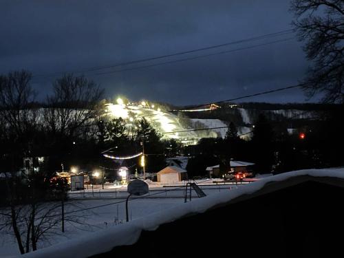 1 Mile From Boyne Mt- Chateau Patak