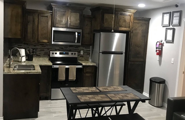 1 Queen/4 twins/sleeps 6
