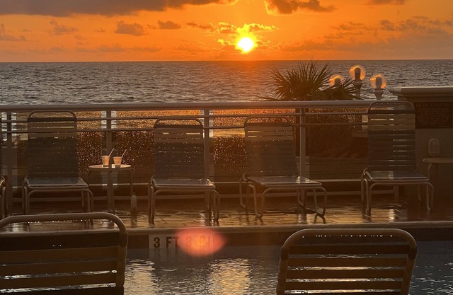1 Queen Bed - Oceanfront Resort Steps from Hollywood BeachnALL FEES INCLUDED!n