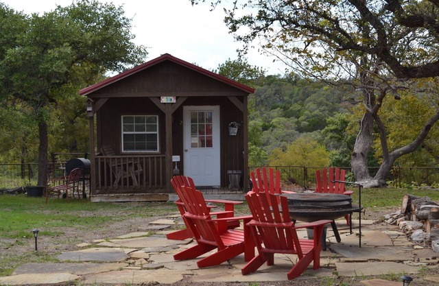 1 Room Cabin getaway, quiet country views, wildlife, pet friendly