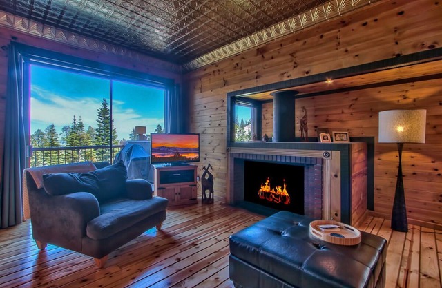 #1 SKIERS CHOICE! WALK TO CHAIRLIFT! SLEEPS 6, COZY AND CLEAN, VIEWS!
