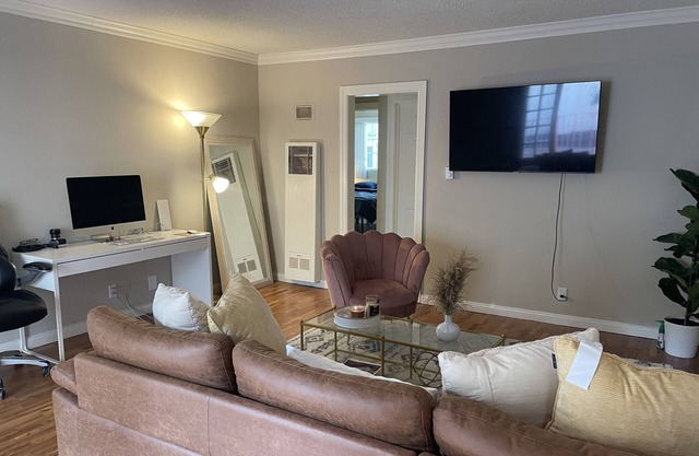 1 spacious Cozy Room right by the Santa Monica Pier.