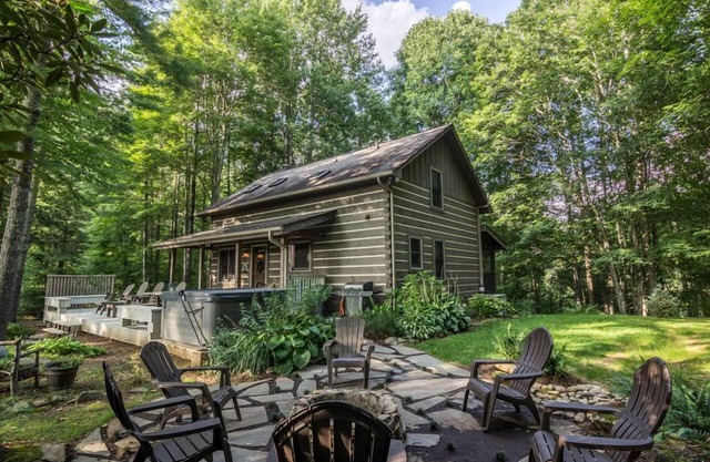 1 Sweet Seclusion -Peaceful cabin just outside of Boone with hot tub!