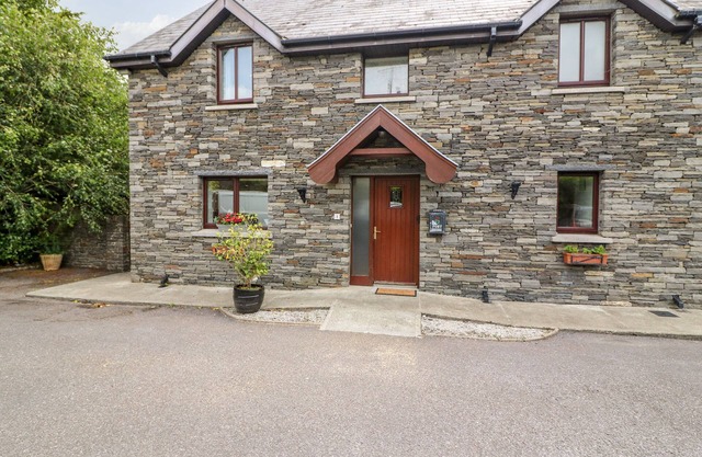 1 THE COURTYARD, pet friendly, with open fire in Durrus, County Cork