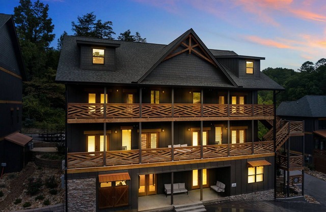 10 BEDROOM IN GATLINBURG! INDOOR POOL/THEATER/HUGE GATHERING AREA!