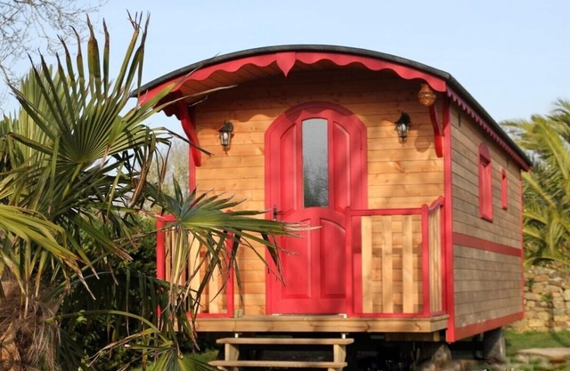 - 10% for a 7-night Easter holiday stay