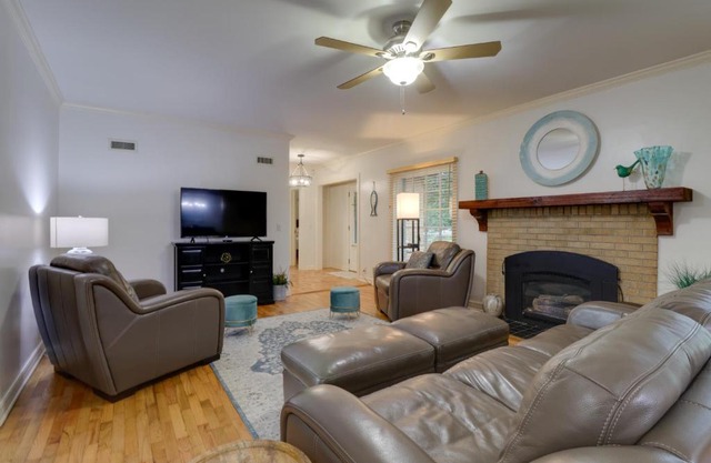 10 Mi to Grand Lake Home with Game Room in Jay!