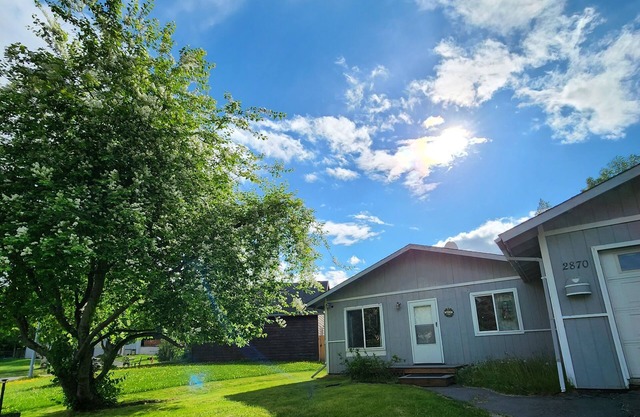 10 min from airport, free wifi, 3 bedrooms, pet friendly with fenced backyard