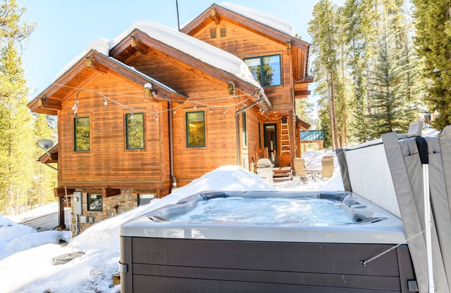 10 min to Breck; Private Hot Tub; Bonus Room