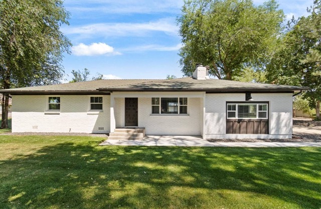 10 min to Downtown Eagle & 15 min to Downtown Boise! 2 KING BEDS | 3 month+ Stays Welcome!