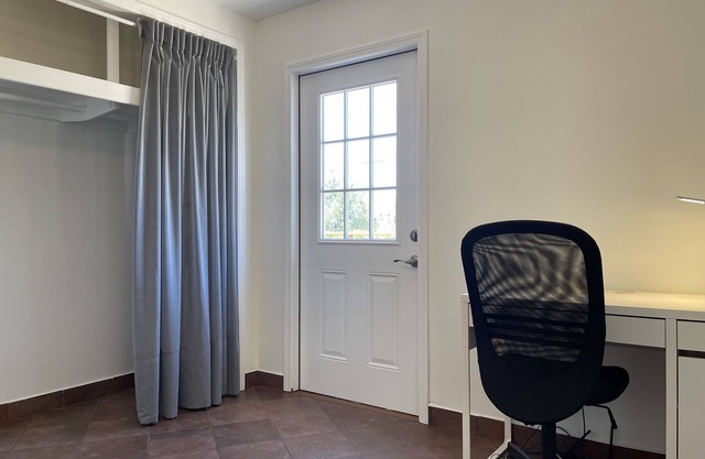 10 Min to Downtown, tranquil 2 BR House with patio and deck, free parking