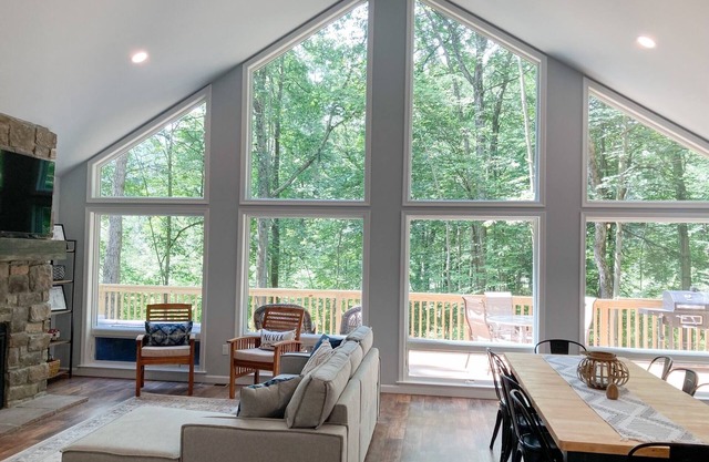 10 min to Jim Thorpe -Private, new cabin with pond 4 Bedroom, 3 bath, sleeps 10