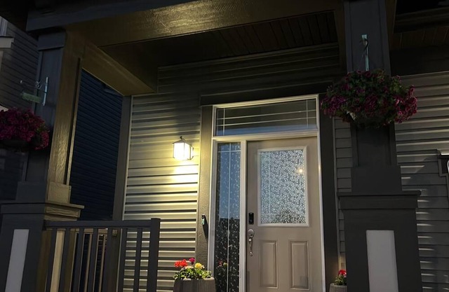 10 mins from airport, walkout basement apt.