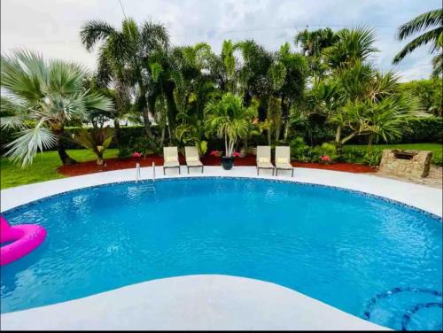 10 mins to Beach, 4 Bd, Heated Salt water pool