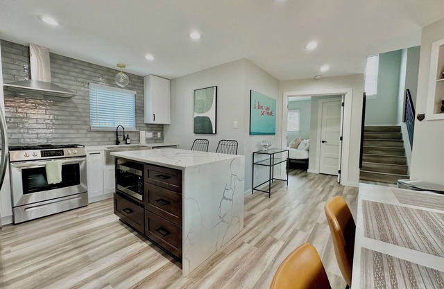 10 mins to SoCo, Airport+Dog Friendly+5 Star Rental Operating for 3yrs!