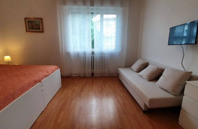 10 minutes from downtown and university hub 3-bedroom apartment