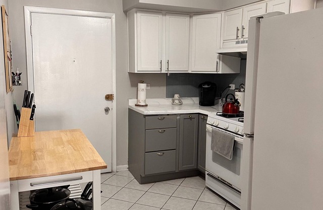 10 minutes to the lake! Family-sized Apt with free parking.