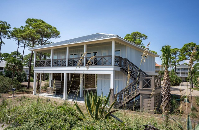 10% OFF FALL! 'Two Shores', 4BR/4BA, Community Pool & Dock, Beach and Bay!