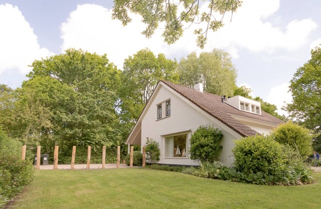 10-person detached holiday home in Oostkapelle