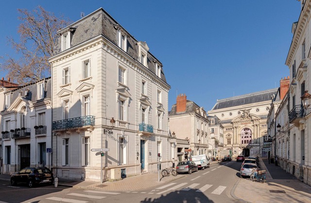 10-room hotel with breakfast. Perfect location in the center, nearby the Opera