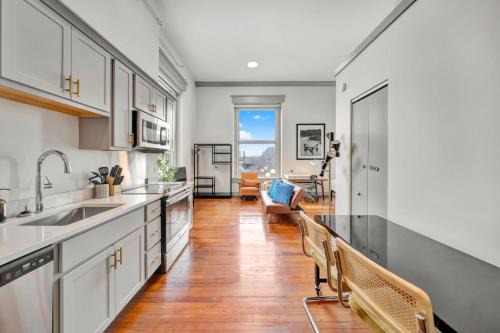 10-Unit Cozy Loft w Free Parking Med District
