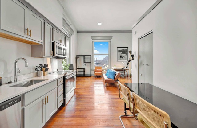10-Unit Cozy Loft w Free Parking | Med District