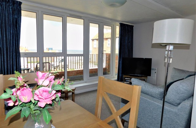 10 Vista Court - Amazing panoramic views towards the town and sea from this first floor apartment