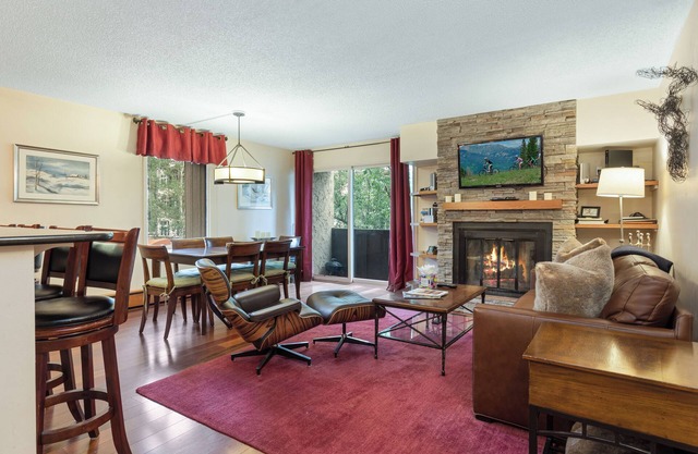 100 ft. to Gondola! Balcony, Fireplace, Views, Parking! Heart of Lionshead!