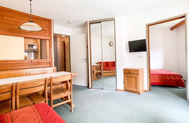 100m from resort center, 2nd floor, balcony, tv, ski locker, 35m², Tignes
