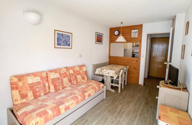 100m from resort center, 3rd floor, balcony, tv, ski locker, 27m², Tignes