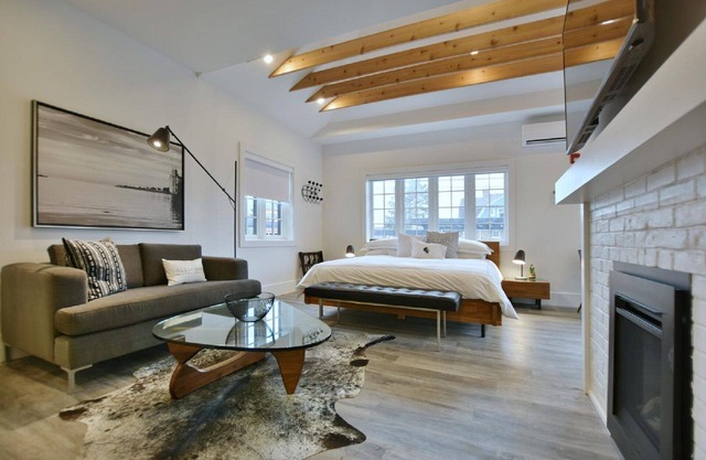 102, Deluxe Studio - Downtown Collingwood, Luxury Boutique Hotel.