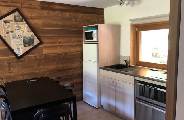 10m from ski slopes, swimming pool, sauna, hammam, parking, tv, ski locker, 35m²