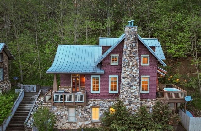 10Min to Hatley Pointe~Hot Tub~Amazing Views