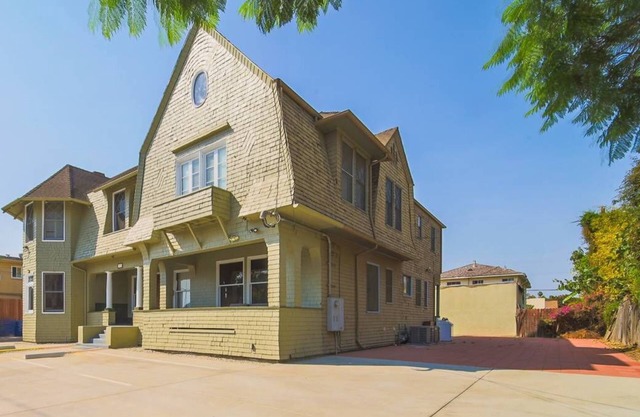 11-bedroom Historic Victorian Mansion lodge in brilliant Los Angeles-USC Village