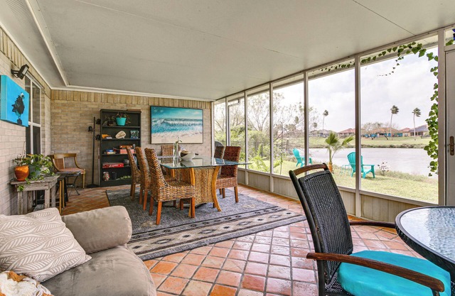 11 Mi to Isla Blanca Beach: Townhome w/Lake Views