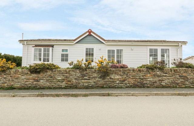 11 PENDARVES, pet friendly, with a garden in St Merryn