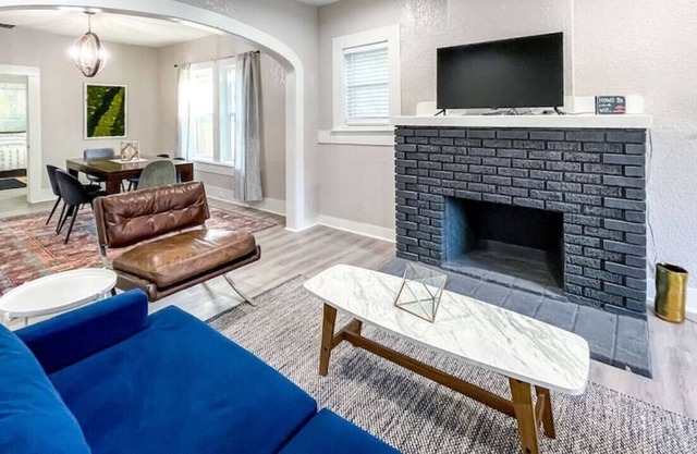 1108A · Charming Dignowity Hill ~ 5★ Location ~ ♛King Beds