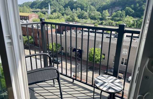 11th St Loft with River & Main Attraction Views