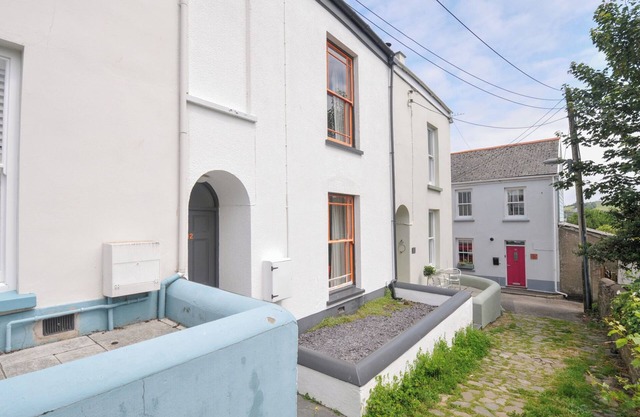 12 ALPHA PLACE, pet friendly, character holiday cottage in Appledore