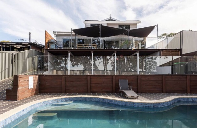 12 guests 5 bedrooms POOL walk to TRAIN Casula long distant views to SYNEY CITY