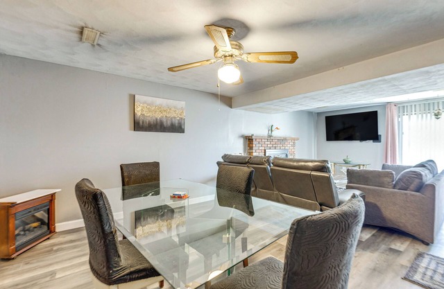 12 Mi to Dtwn St Louis: Family Home w/Fireplaces!